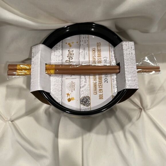 Harry Potter Stained-Glass Hogwarts School Crest Ramen Bowl with Chopsticks NWT - Picture 4 of 6